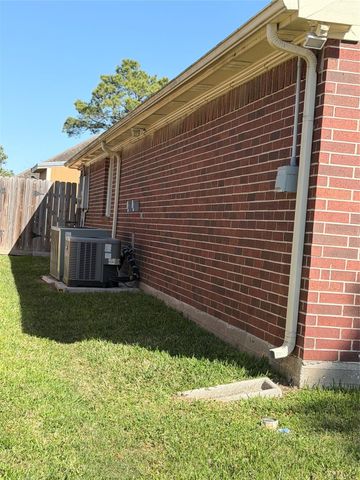 1102 Glenmeadows Drive, La Porte, TX 77571