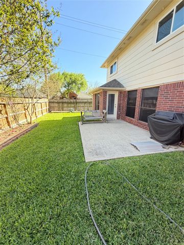 1102 Glenmeadows Drive, La Porte, TX 77571