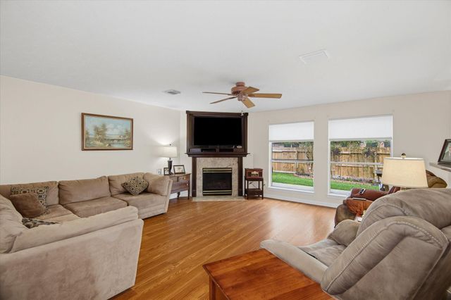 1102 Glenmeadows Drive, La Porte, TX 77571