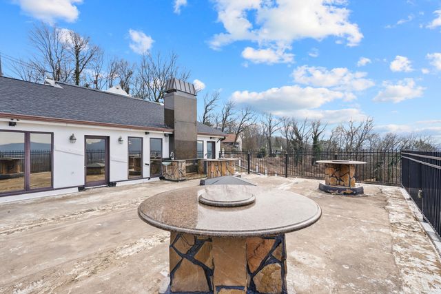 551 W Shadowlawn Drive, Chattanooga, TN 37404