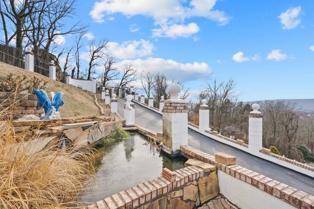 551 W Shadowlawn Drive, Chattanooga, TN 37404