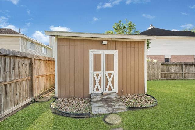 8607 Wood Drift Court, La Porte, TX 77571