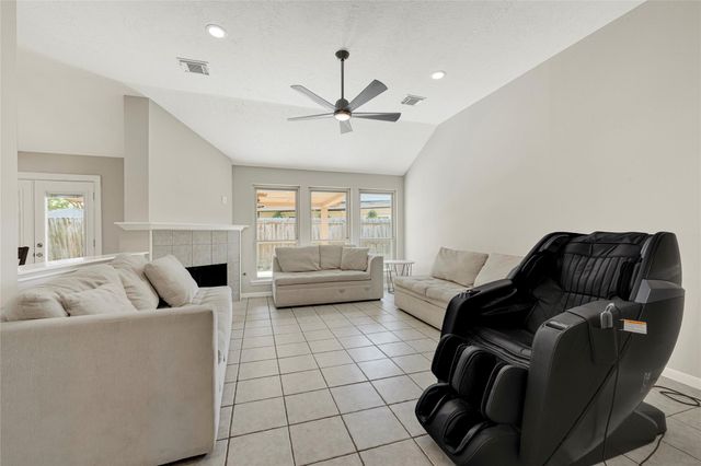 8607 Wood Drift Court, La Porte, TX 77571