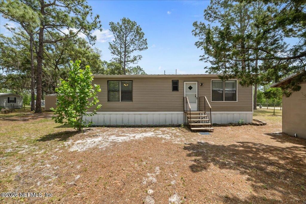 100 VIVIAN Drive, Palatka, FL 32177