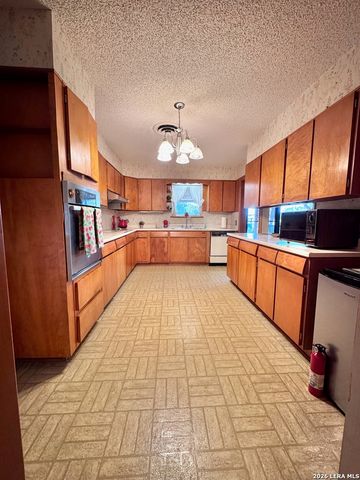 6565 WHITBY RD, San Antonio, TX 78240
