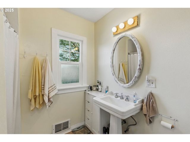 1508 SOUTHWEST Blvd, Coos Bay, OR 97420