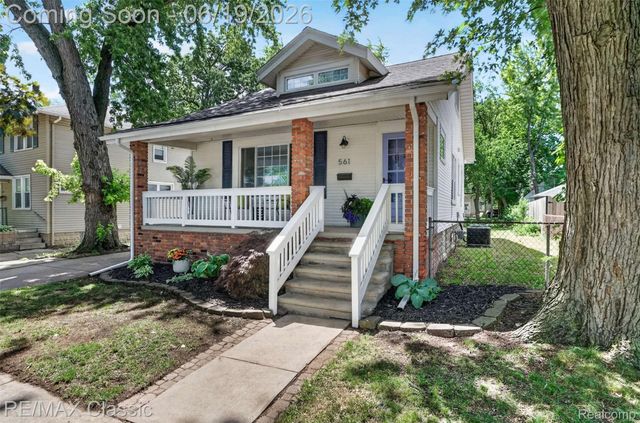 561 W Saratoga Street, Ferndale, MI 48220