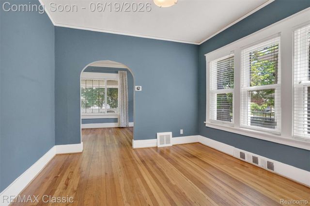 561 W Saratoga Street, Ferndale, MI 48220