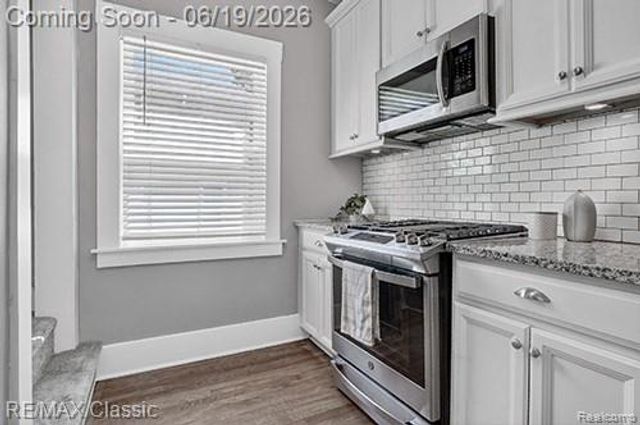 561 W Saratoga Street, Ferndale, MI 48220