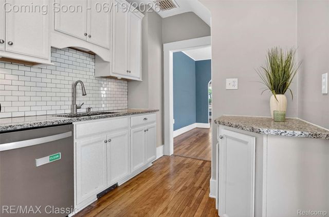 561 W Saratoga Street, Ferndale, MI 48220