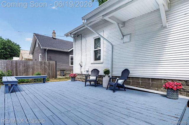 561 W Saratoga Street, Ferndale, MI 48220
