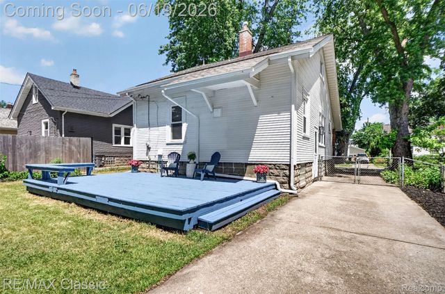 561 W Saratoga Street, Ferndale, MI 48220
