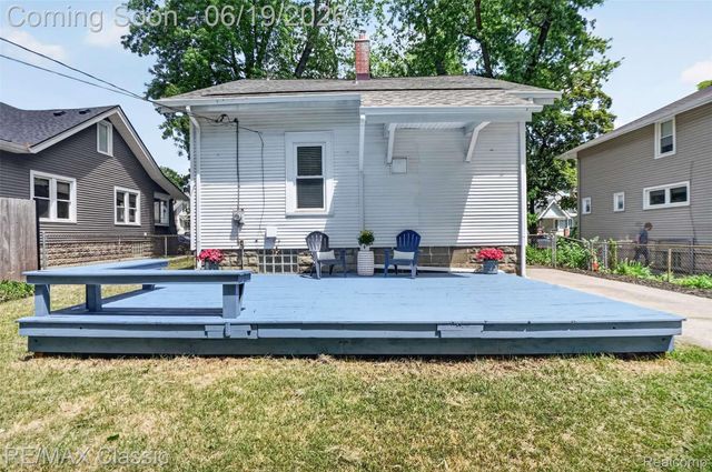 561 W Saratoga Street, Ferndale, MI 48220