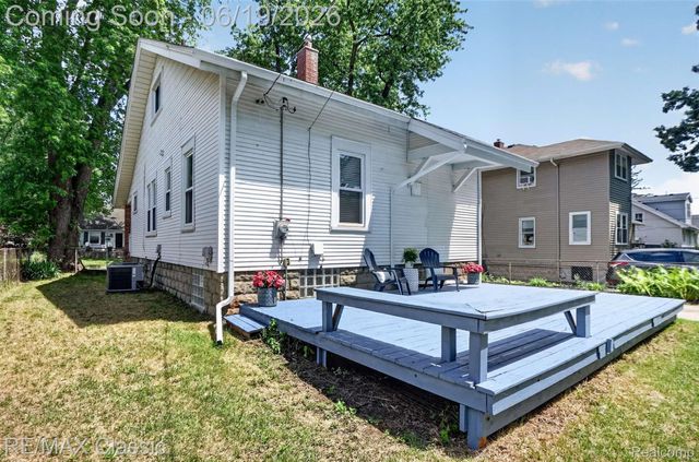 561 W Saratoga Street, Ferndale, MI 48220