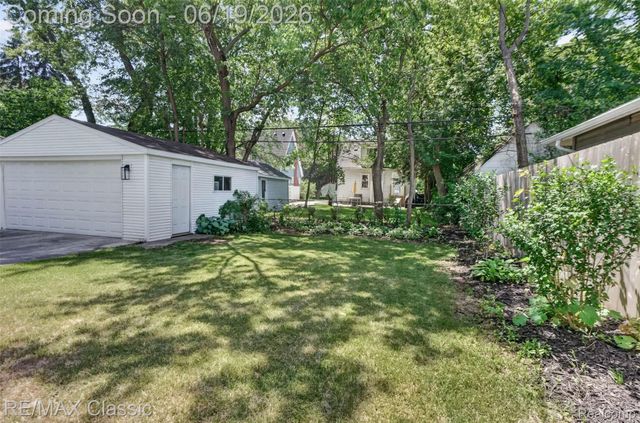 561 W Saratoga Street, Ferndale, MI 48220