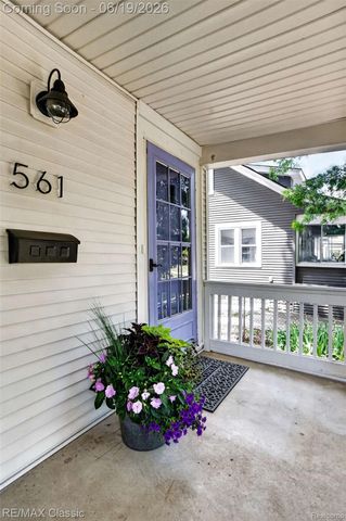 561 W Saratoga Street, Ferndale, MI 48220