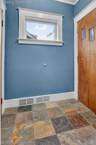 561 W Saratoga Street, Ferndale, MI 48220