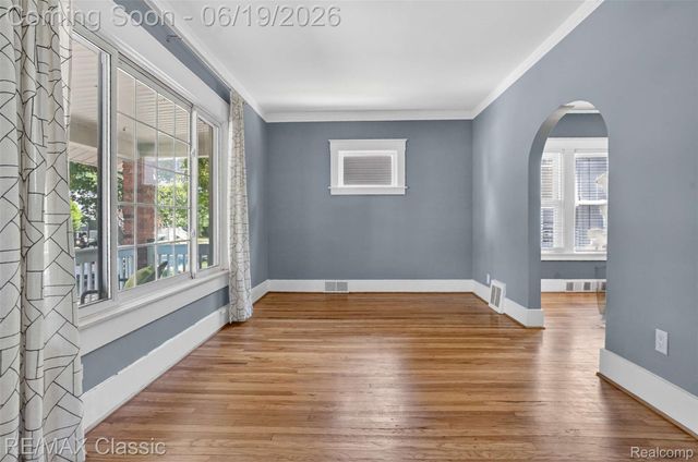 561 W Saratoga Street, Ferndale, MI 48220