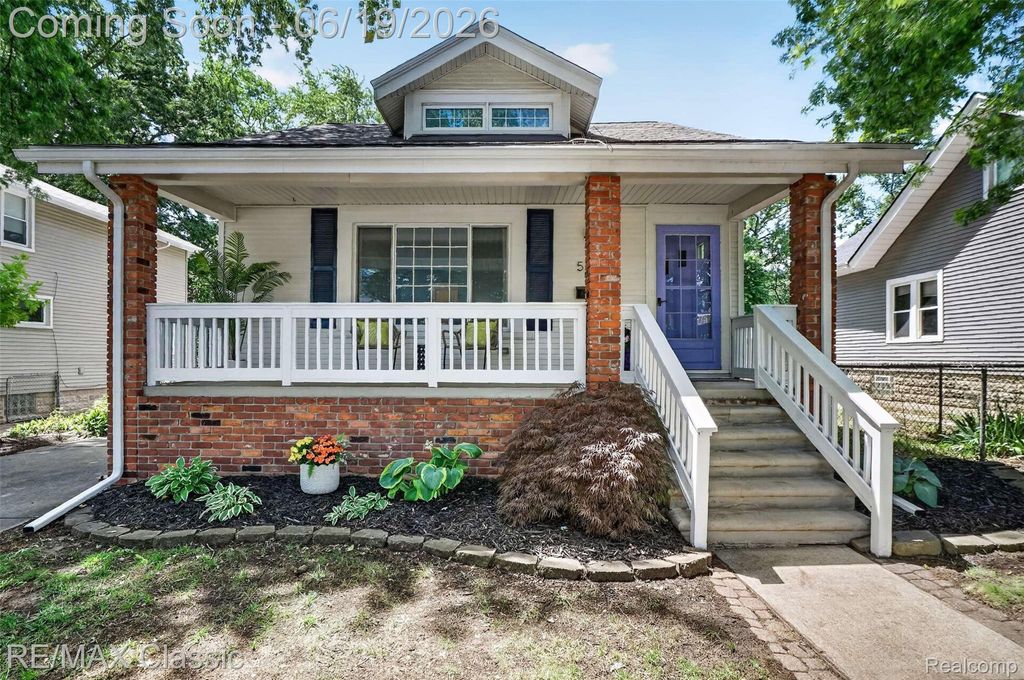 561 W Saratoga Street, Ferndale, MI 48220