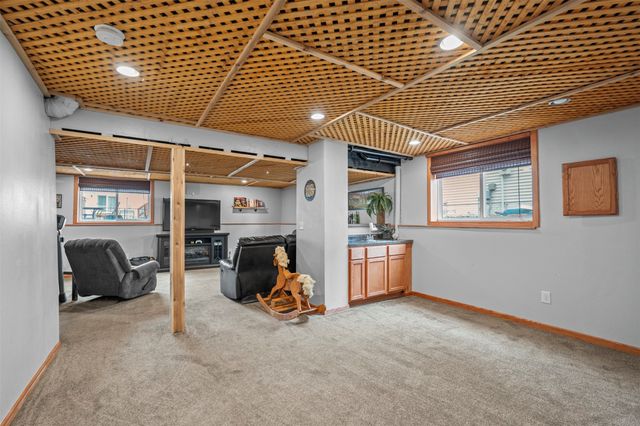 12323 Tanglewood Drive, Urbandale, IA 50323