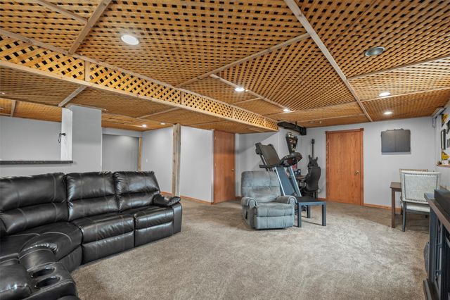 12323 Tanglewood Drive, Urbandale, IA 50323