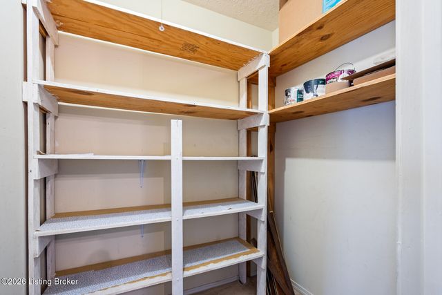 1008 Lake Way, Louisville, KY 40222