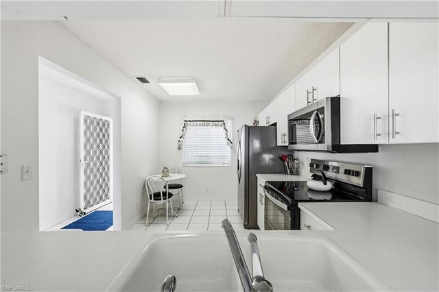 7760 Emerald CIR S202, Naples, FL 34109