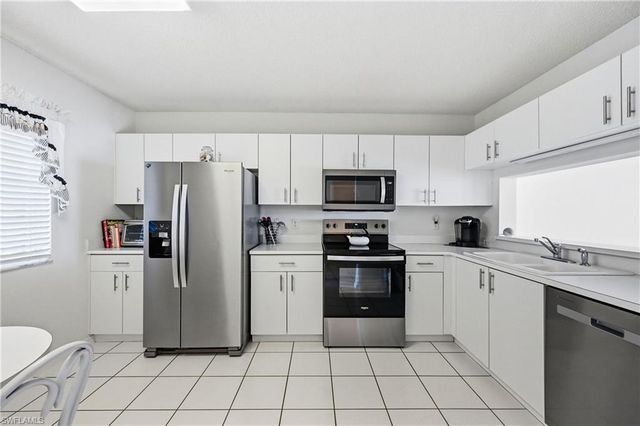 7760 Emerald CIR S202, Naples, FL 34109