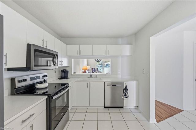 7760 Emerald CIR S202, Naples, FL 34109