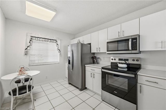 7760 Emerald CIR S202, Naples, FL 34109