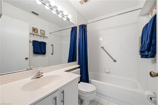 7760 Emerald CIR S202, Naples, FL 34109
