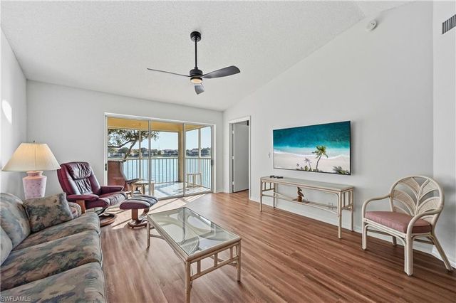 7760 Emerald CIR S202, Naples, FL 34109