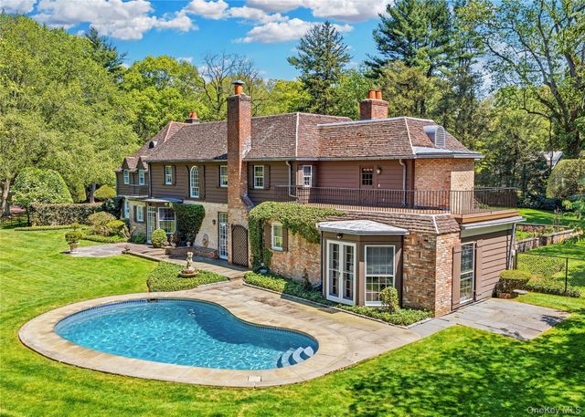 285 Piping Rock Road, Locust Valley, NY 11560