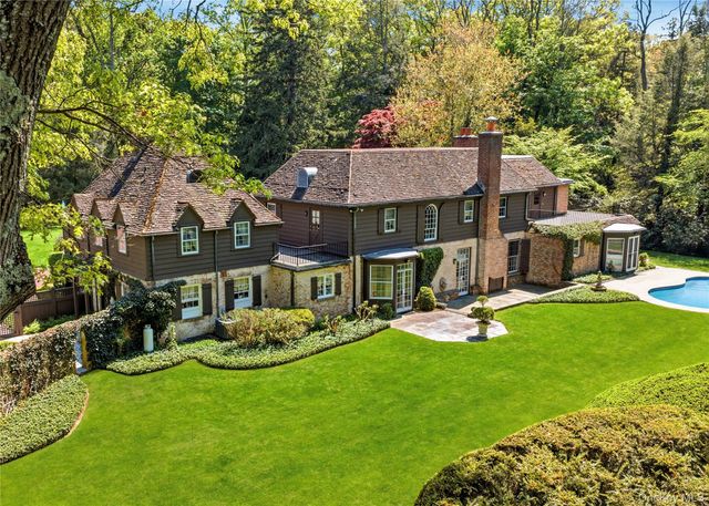 285 Piping Rock Road, Locust Valley, NY 11560