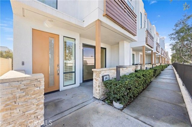 645 W 17th Street, Costa Mesa, CA 92627