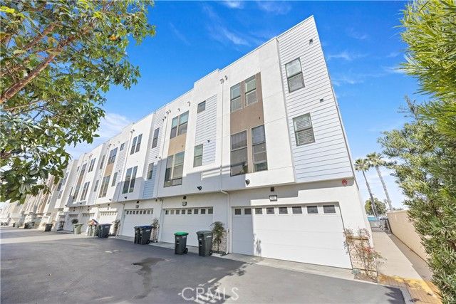 645 W 17th Street, Costa Mesa, CA 92627