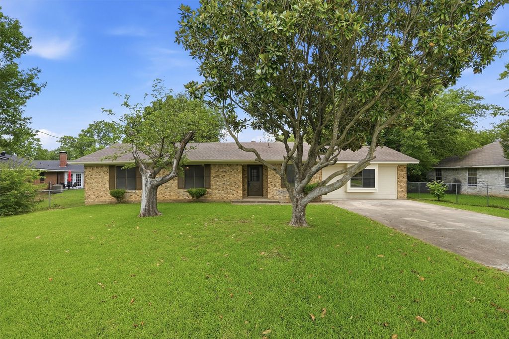 108 Loraine Street, Pottsboro, TX 75076
