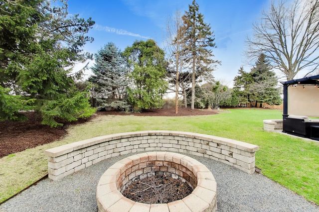 860 S Carriageway Lane, Palatine, IL 60067