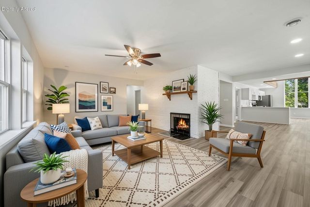924 N Oakwood AVENUE, Oconomowoc, WI 53066