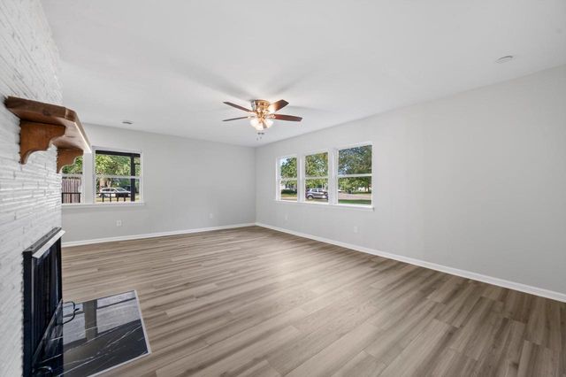 924 N Oakwood AVENUE, Oconomowoc, WI 53066