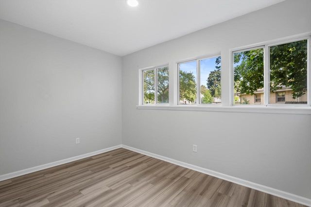 924 N Oakwood AVENUE, Oconomowoc, WI 53066