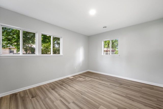 924 N Oakwood AVENUE, Oconomowoc, WI 53066