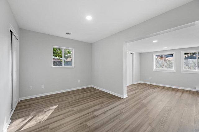 924 N Oakwood AVENUE, Oconomowoc, WI 53066