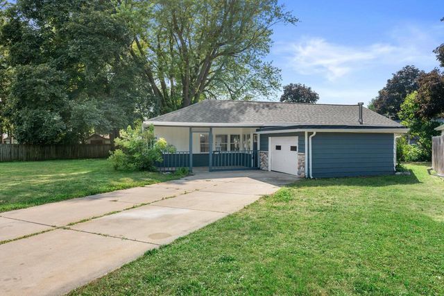 924 N Oakwood AVENUE, Oconomowoc, WI 53066