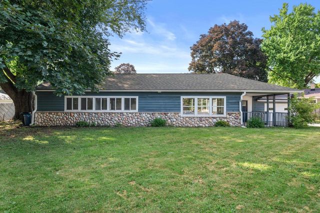 924 N Oakwood AVENUE, Oconomowoc, WI 53066