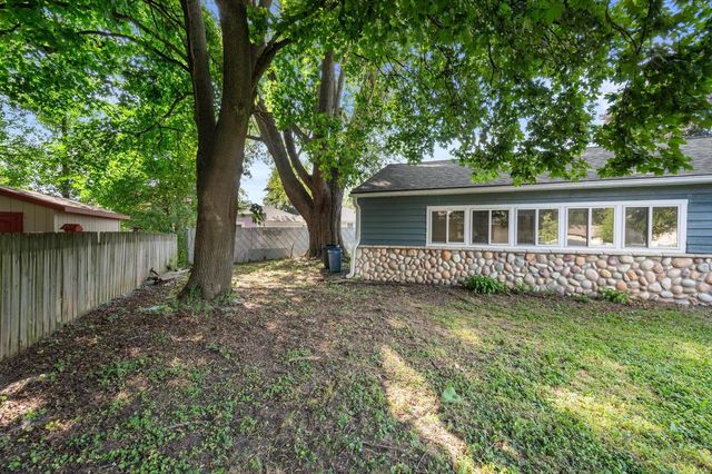 924 N Oakwood AVENUE, Oconomowoc, WI 53066