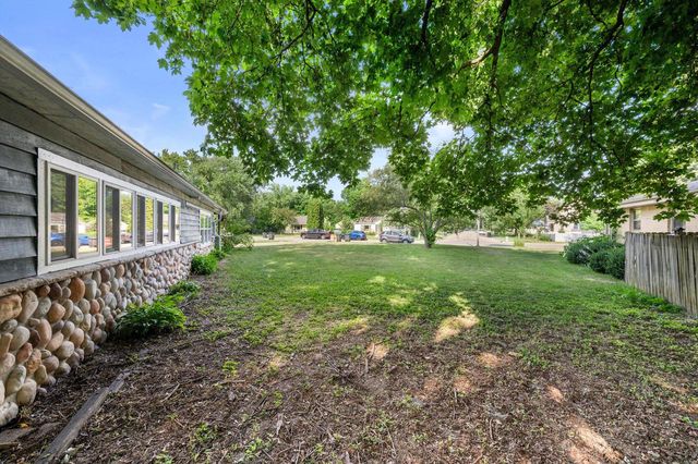 924 N Oakwood AVENUE, Oconomowoc, WI 53066