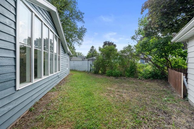 924 N Oakwood AVENUE, Oconomowoc, WI 53066