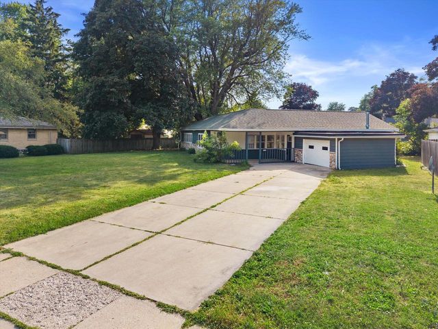 924 N Oakwood AVENUE, Oconomowoc, WI 53066