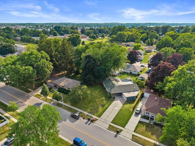 924 N Oakwood AVENUE, Oconomowoc, WI 53066